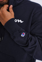 Cargar imagen en el visor de la galería, Polera para Hombre CHAMPION GF89HY06794 POWERBLEND GRAPHIC HOODIE NYC
