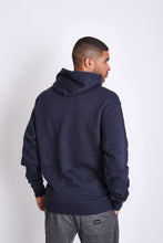 Cargar imagen en el visor de la galería, Polera para Hombre CHAMPION GF89HY06794 POWERBLEND GRAPHIC HOODIE NYC
