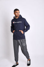 Cargar imagen en el visor de la galería, Polera para Hombre CHAMPION GF89HY06794 POWERBLEND GRAPHIC HOODIE NYC
