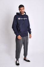 Cargar imagen en el visor de la galería, Polera para Hombre CHAMPION GF89HY06794 POWERBLEND GRAPHIC HOODIE NYC
