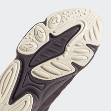 Cargar imagen en el visor de la galería, Zapatillas para Hombre ADIDAS GY6801 OZWEEGO SMRO
