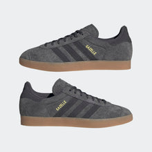 Cargar imagen en el visor de la galería, Zapatillas para Hombre ADIDAS GAZELLE GREY SIX CARBON GUM4 BRW
