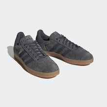 Cargar imagen en el visor de la galería, Zapatillas para Hombre ADIDAS GAZELLE GREY SIX CARBON GUM4 BRW
