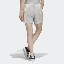 Cargar imagen en el visor de la galería, Short para Mujer ADIDAS HC7038 SHORTS WHI
