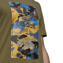 Cargar imagen en el visor de la galería, Polo para Hombre ADIDAS HK5158 CAMO TONGUE TEE OLIVA
