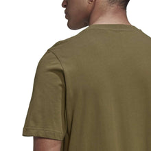 Cargar imagen en el visor de la galería, Polo para Hombre ADIDAS HK5158 CAMO TONGUE TEE OLIVA
