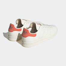 Cargar imagen en el visor de la galería, Zapatillas para Hombre ADIDAS HQ6816 CORE WHITE OFF WHITE PRELOVED RED WHT
