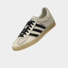 Cargar imagen en el visor de la galería, Zapatillas para Hombre ADIDAS GAZELLE INDOOR Beige
