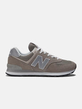 Cargar imagen en el visor de la galería, Zapatillas para Hombre NEW BALANCE HERITAGE 574 GRI EVG
