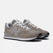 Cargar imagen en el visor de la galería, Zapatillas para Hombre NEW BALANCE HERITAGE 574 GRI EVG
