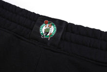 Cargar imagen en el visor de la galería, Jogger para Hombre NBA FLEECE NBA CAMO BASIC JOGGER PANTS BLK4
