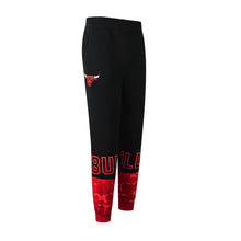 Cargar imagen en el visor de la galería, Jogger para Hombre NBA FLEECE NBA CAMO BASIC JOGGER PANTS BLK
