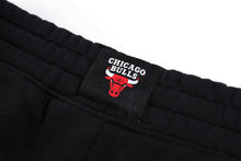 Cargar imagen en el visor de la galería, Jogger para Hombre NBA FLEECE NBA CAMO BASIC JOGGER PANTS BLK
