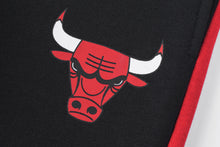 Cargar imagen en el visor de la galería, Jogger para Hombre NBA FLEECE PANTALON NBA SIDE STRIPE BLK
