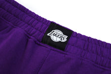 Cargar imagen en el visor de la galería, Jogger para Hombre NBA FLEECE PANTALON LARGO NBA PRIMARY LOGO BASIC PUR
