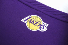 Cargar imagen en el visor de la galería, Polera para Hombre NBA CREW NECK NBA PRIMARY LOGO BASIC CREW SWEATSHIRT PUR
