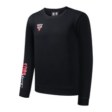 Cargar imagen en el visor de la galería, Polera para Hombre NBA CREW NECK CAMISA DE ENTRENAMIENTO NBA CITY PRIMARY LOGO TREND BLK2
