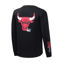 Cargar imagen en el visor de la galería, Polera para Hombre NBA CREW NECK CAMISA DE ENTRENAMIENTO NBA CITY PRIMARY LOGO TREND BLK2
