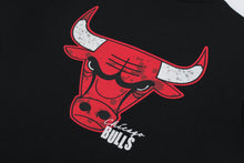 Cargar imagen en el visor de la galería, Polera para Hombre NBA CREW NECK CAMISA DE ENTRENAMIENTO NBA CITY PRIMARY LOGO TREND BLK2
