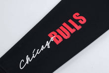 Cargar imagen en el visor de la galería, Polera para Hombre NBA CREW NECK CAMISA DE ENTRENAMIENTO NBA CITY PRIMARY LOGO TREND BLK2
