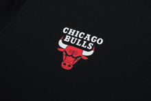 Cargar imagen en el visor de la galería, Polera para Hombre NBA CREW NECK CAMISA DE ENTRENAMIENTO NBA CITY PRIMARY LOGO TREND BLK2
