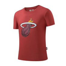 Cargar imagen en el visor de la galería, Polo para Hombre NBA CLASSIC CAMISETA BASIC PRIMARY LOGO NBA RED3
