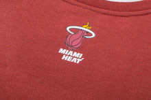 Cargar imagen en el visor de la galería, Polo para Hombre NBA CLASSIC CAMISETA BASIC PRIMARY LOGO NBA RED3
