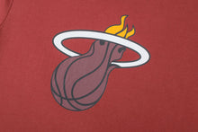 Cargar imagen en el visor de la galería, Polo para Hombre NBA CLASSIC CAMISETA BASIC PRIMARY LOGO NBA RED3
