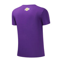 Cargar imagen en el visor de la galería, Polo para Hombre NBA CLASSIC NBA CITY PRIMARY LOGO TREND GRAPHIC T-SHIRT PUR
