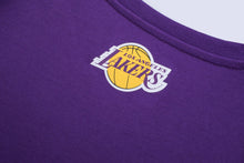 Cargar imagen en el visor de la galería, Polo para Hombre NBA CLASSIC NBA CITY PRIMARY LOGO TREND GRAPHIC T-SHIRT PUR
