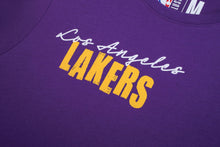 Cargar imagen en el visor de la galería, Polo para Hombre NBA CLASSIC NBA CITY PRIMARY LOGO TREND GRAPHIC T-SHIRT PUR
