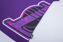 Cargar imagen en el visor de la galería, Polo para Hombre NBA CLASSIC NBA CITY PRIMARY LOGO TREND GRAPHIC T-SHIRT PUR
