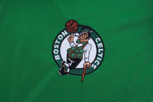 Cargar imagen en el visor de la galería, Casaca para Hombre NBA LIGHT NBA COLOR BLOCK PRIMARY LOGO WINDRUNNER GRN
