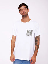 Cargar imagen en el visor de la galería, Polo para Hombre Dunkelvolk CLASSIC SIMPLE PRINTED POCKET TEE WHT
