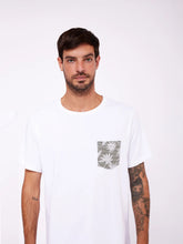 Cargar imagen en el visor de la galería, Polo para Hombre Dunkelvolk CLASSIC SIMPLE PRINTED POCKET TEE WHT
