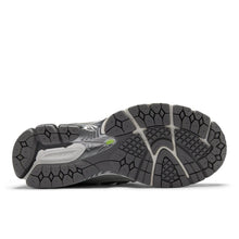 Cargar imagen en el visor de la galería, Zapatillas NEW BALANCE 1906R U190652H-W Plateado
