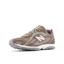 Cargar imagen en el visor de la galería, Zapatillas New Balance 204L Marrón, Unisex
