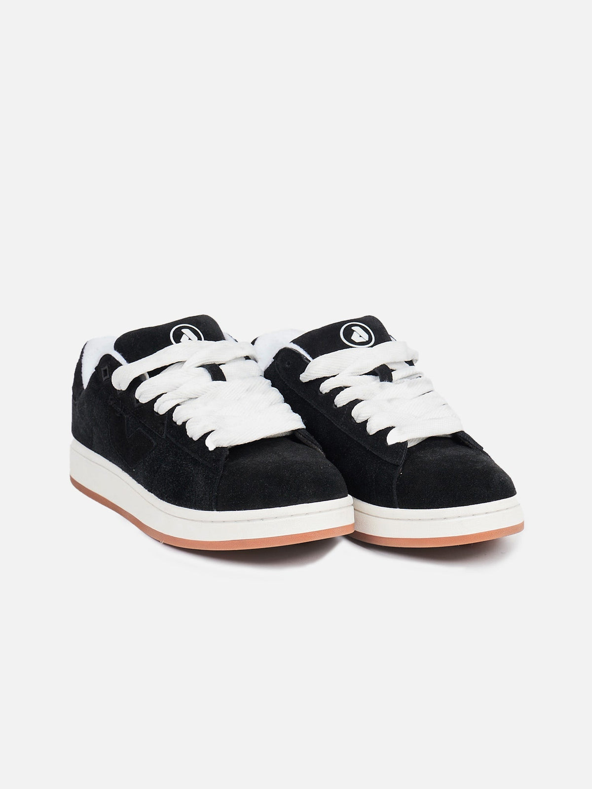 Zapatillas DUNKELVOLK Velvet negras, vista frontal mostrando cordones
