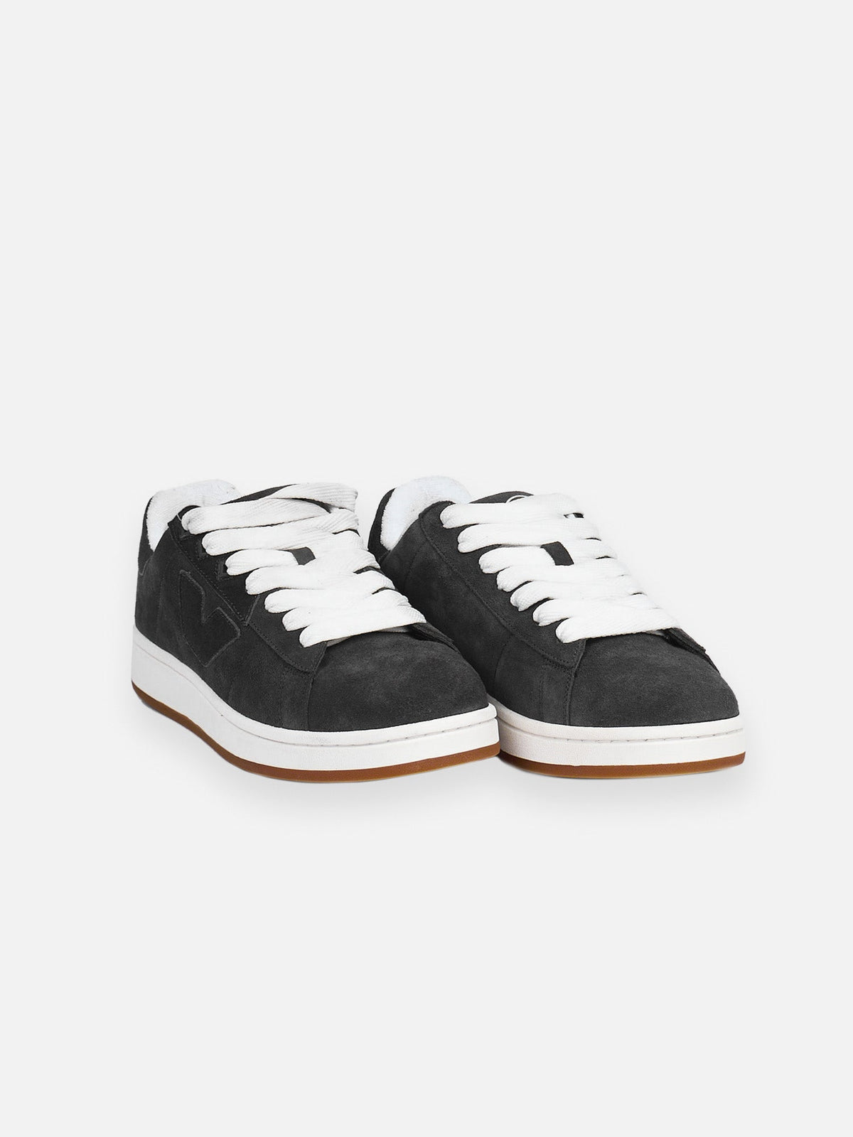 Zapatillas DUNKELVOLK Velvet grises, vista frontal mostrando cordones