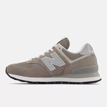 Cargar imagen en el visor de la galería, Zapatillas para Mujer NEW BALANCE HERITAGE 574 EVG GRI
