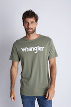 Cargar imagen en el visor de la galería, Polo para Hombre WRANGLER LOGO TEE Green
