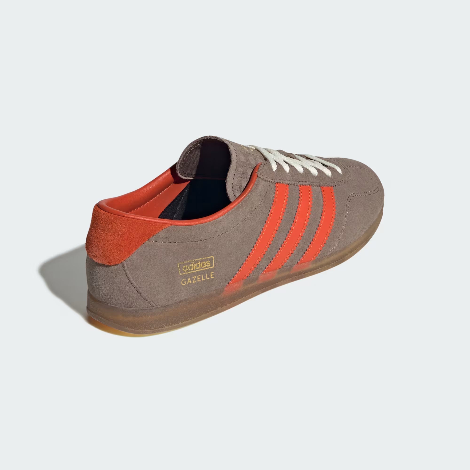 Zapatillas ADIDAS Gazelle marrones, vista en ángulo