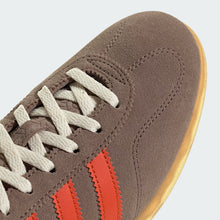 Cargar imagen en el visor de la galería, Zapatillas ADIDAS GAZELLE JQ7106 Marrón
