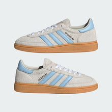 Cargar imagen en el visor de la galería, Zapatillas ADIDAS Handball Spezial celestes, vista puestas
