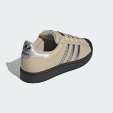 Cargar imagen en el visor de la galería, Zapatillas ADIDAS SUPERSTAR JR4234 Beige
