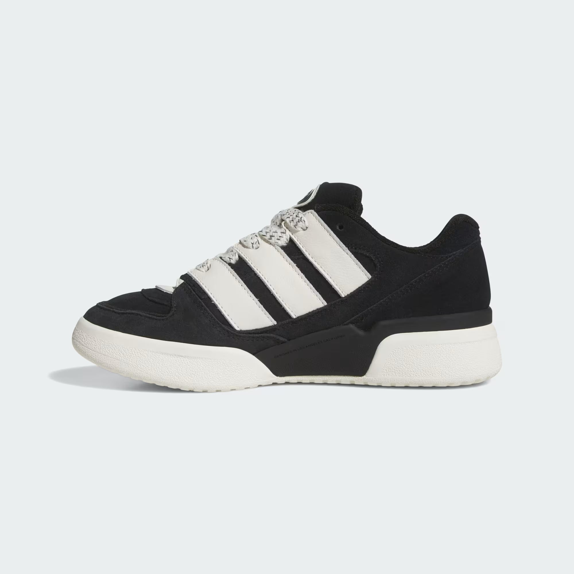 Zapatillas ADIDAS Forum2000 negras, vista en ángulo