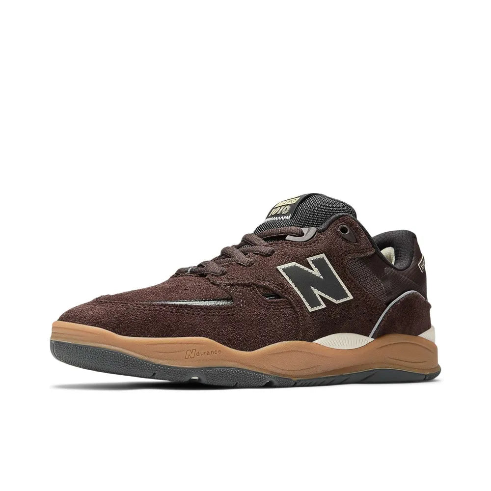 Zapatillas NEW BALANCE 1010 marrones, vista trasera con logo N