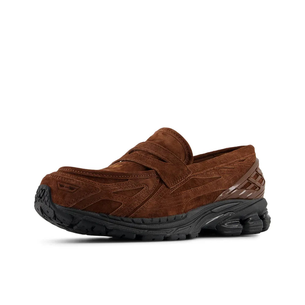 Zapatillas NEW BALANCE 1906 Loafer marrones, vista trasera con logo N