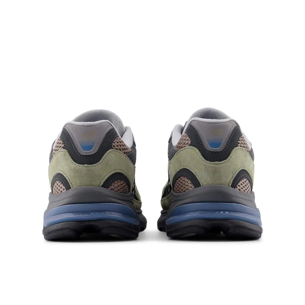 Zapatillas NEW BALANCE 2010 verdes, vista frontal mostrando cordones