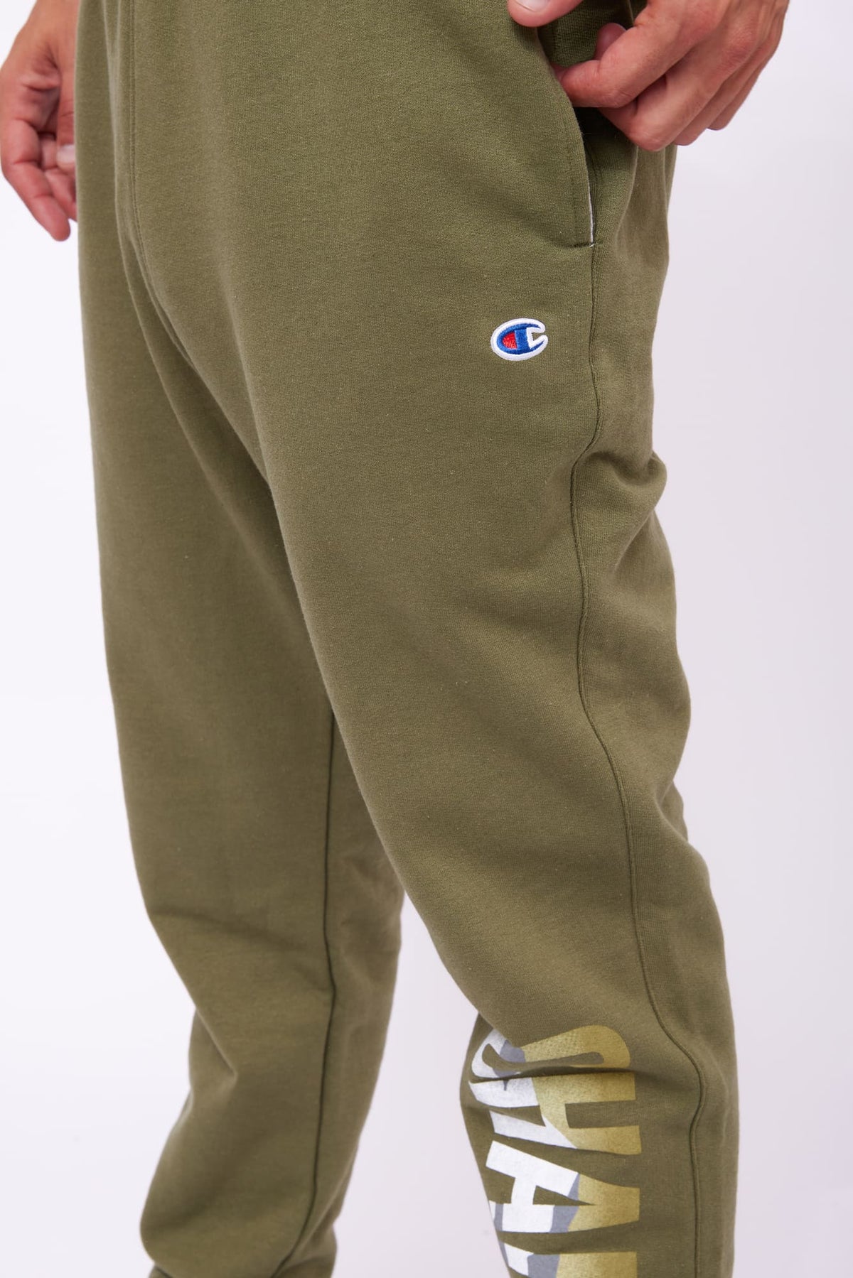 Jogger para Hombre CHAMPION GF22H586C2A POWERBLEND GRAPHIC JOGGER 9AX